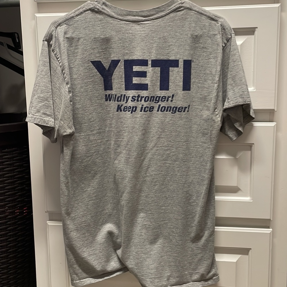Men’s medium yeti T-shirt